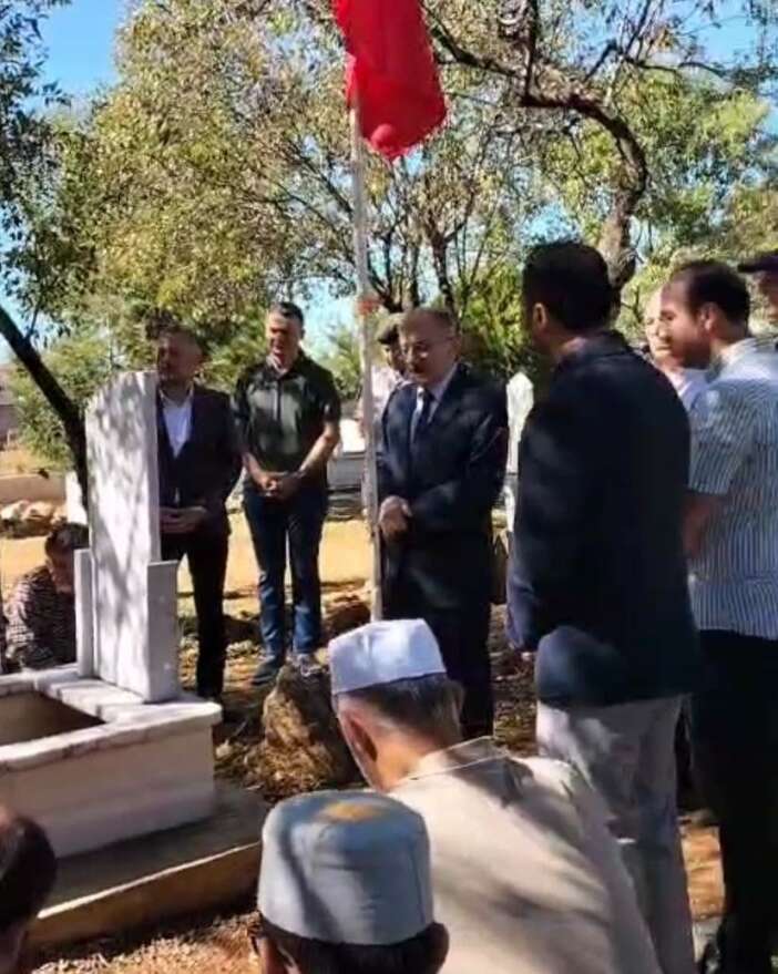 izmire-ilk-turk-bayragini-diken-konyali-kahraman-unutulmadi