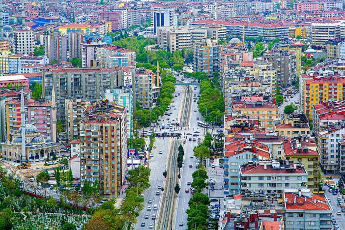 masa-kuruldu-konyanin-en-gozde-caddesinde-binalar-toki-ile-yenileniyor
