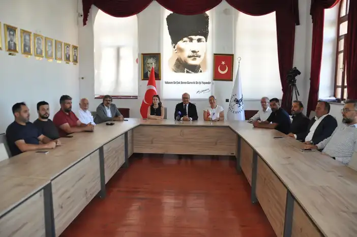 o-mesaji-cabuk-unuttular-istifa-sonrasi-konya-aksehirde-dikkat-ceken-bulusma