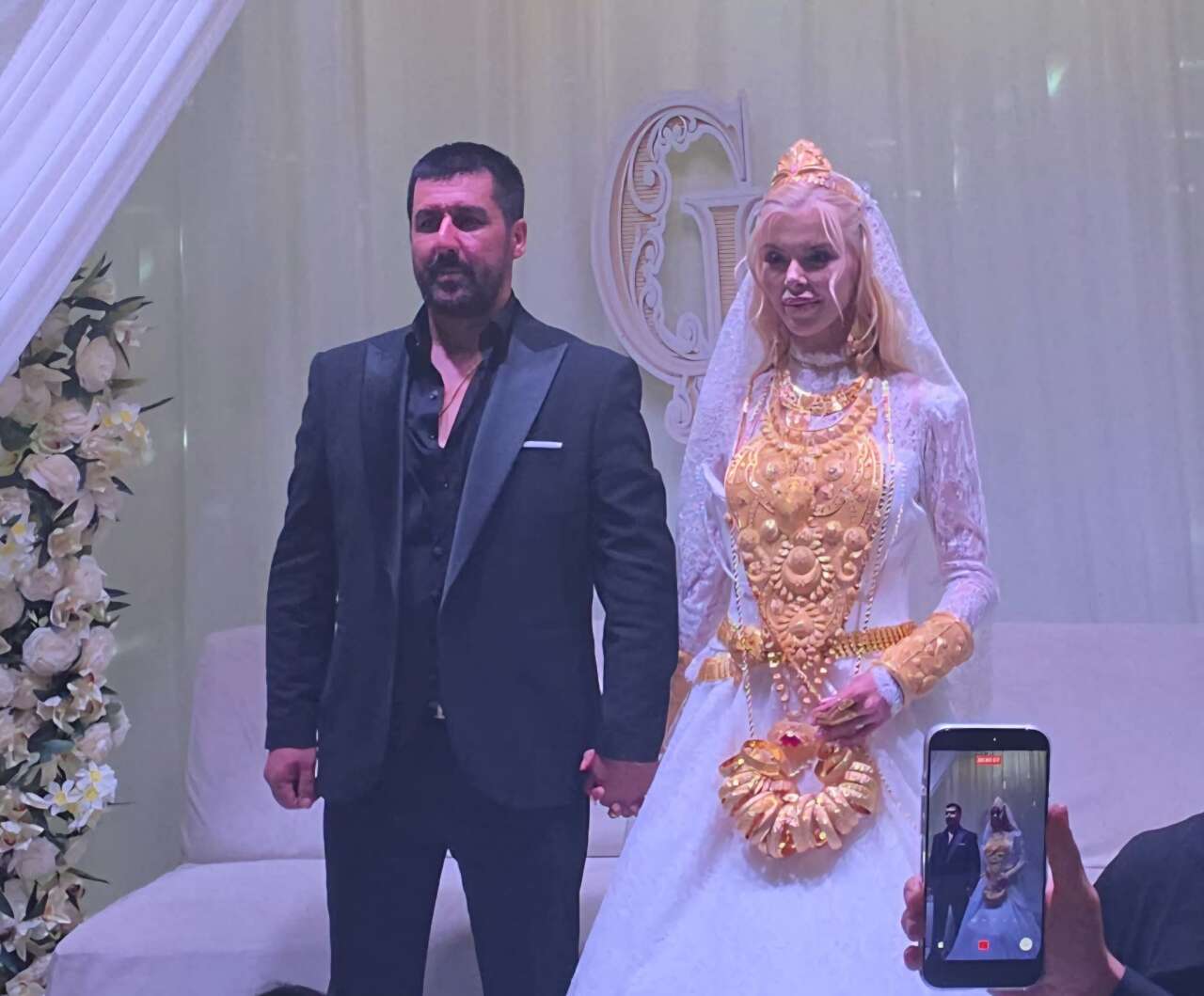 vanli-kara-haydarin-dugununde-takilan-altinlar-odunluktaki-valizden-cikti