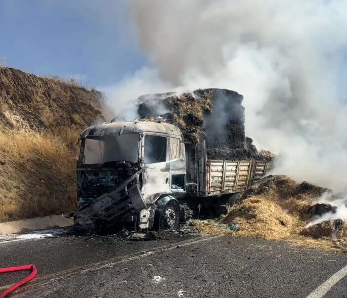 seyir-halindeki-tir-bir-anda-alev-aldi-konya-yolu-kapatildi