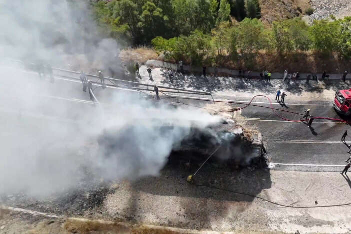 seyir-halindeki-tir-bir-anda-alev-aldi-konya-yolu-kapatildi