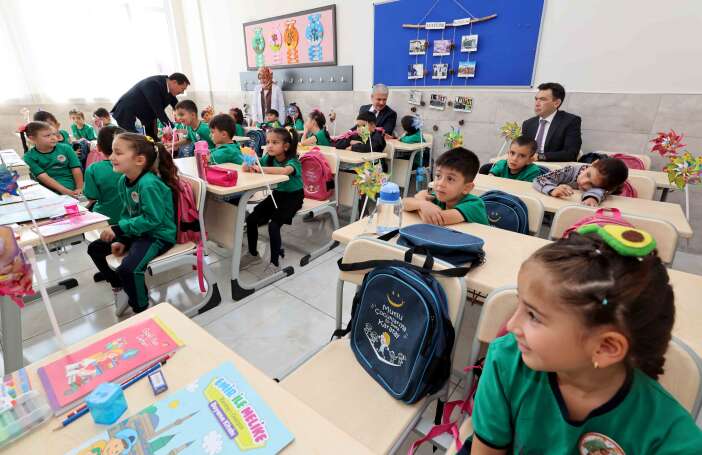 karatayda-yeni-egitim-yili-surprizle-basladi-meliksah-ilkokulunda-renkli-anlar