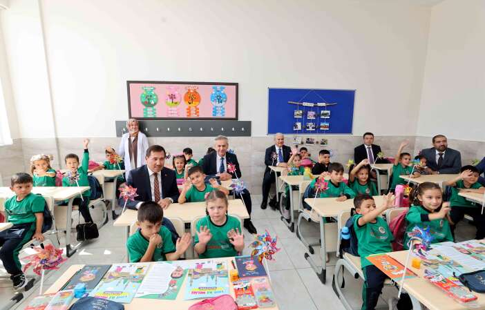 karatayda-yeni-egitim-yili-surprizle-basladi-meliksah-ilkokulunda-renkli-anlar
