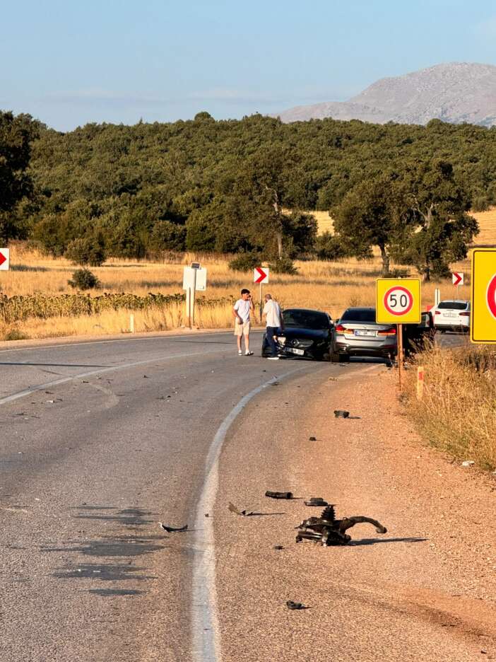 konya-antalya-kara-yolunda-3-arac-birbirine-girdi-6-yarali-var