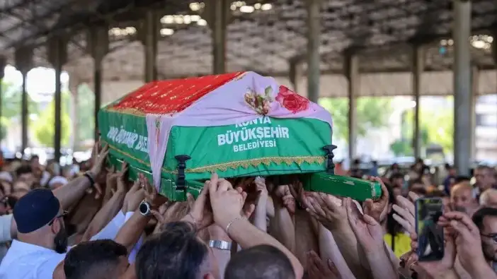 konyada-yillarca-o-bankta-oturdu-sultan-ozcanin-hatirasina-kirmizi-vefa