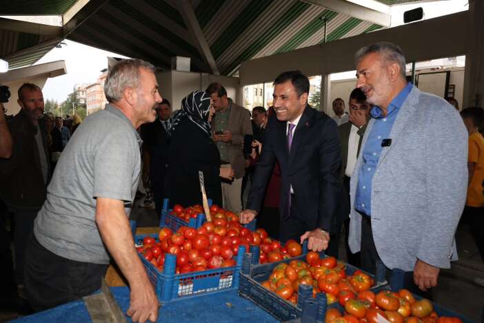 ak-parti-il-baskani-fatih-ozgokcen-semt-pazarina-cikti