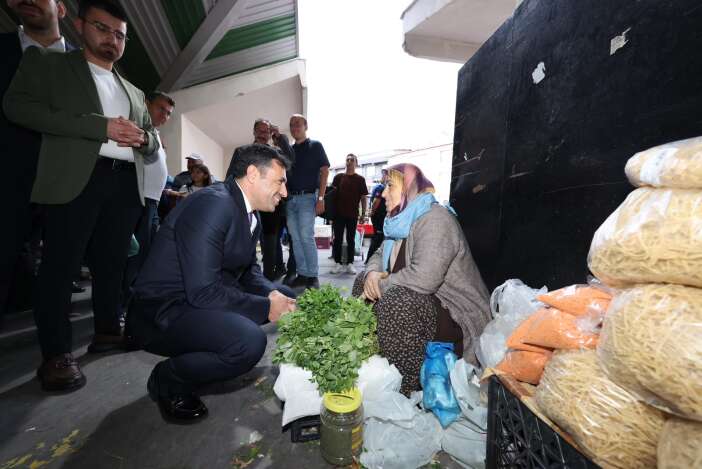 ak-parti-il-baskani-fatih-ozgokcen-semt-pazarina-cikti
