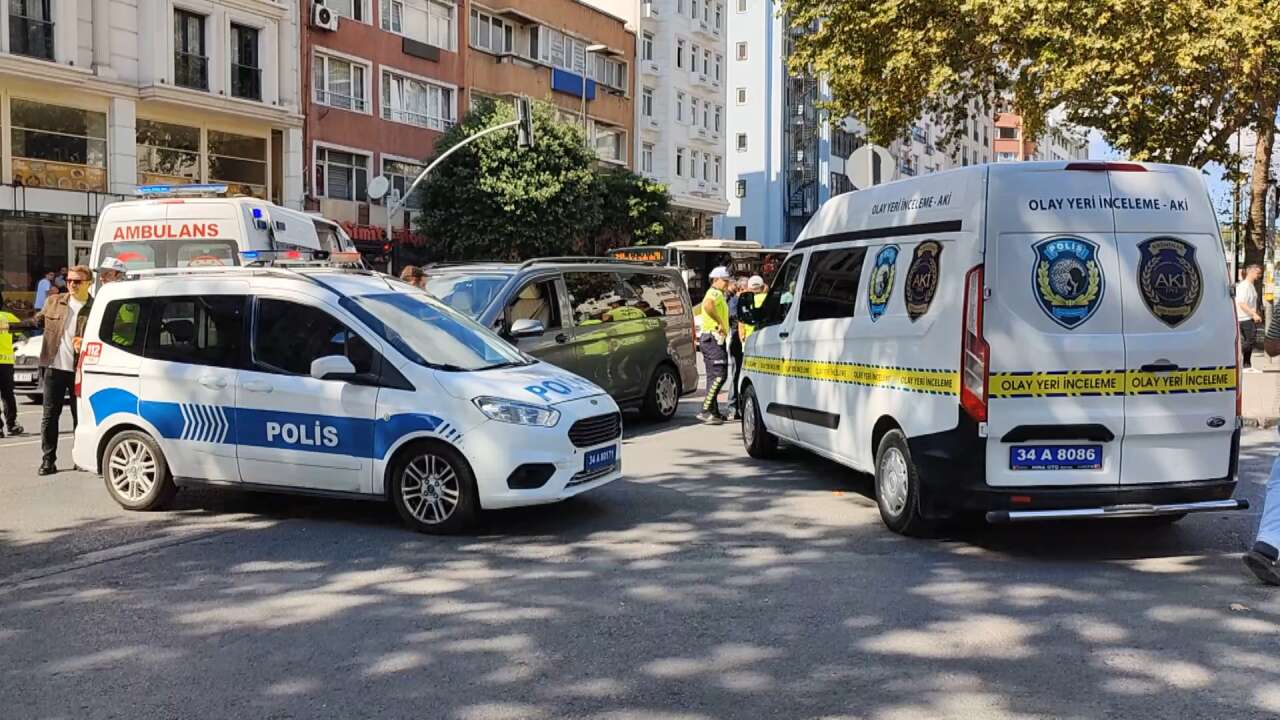 karsiya-gecmeye-calisan-20-yasindaki-gencin-aci-sonu-2-minibus-birden-carpti