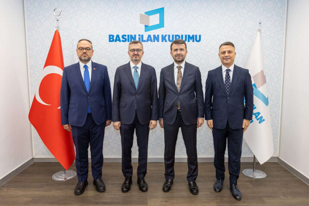 iletisim-baskani-duran-ile-bik-genel-muduru-cay-bir-araya-geldi