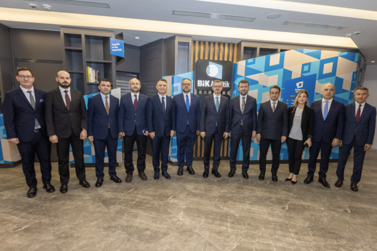 iletisim-baskani-duran-ile-bik-genel-muduru-cay-bir-araya-geldi