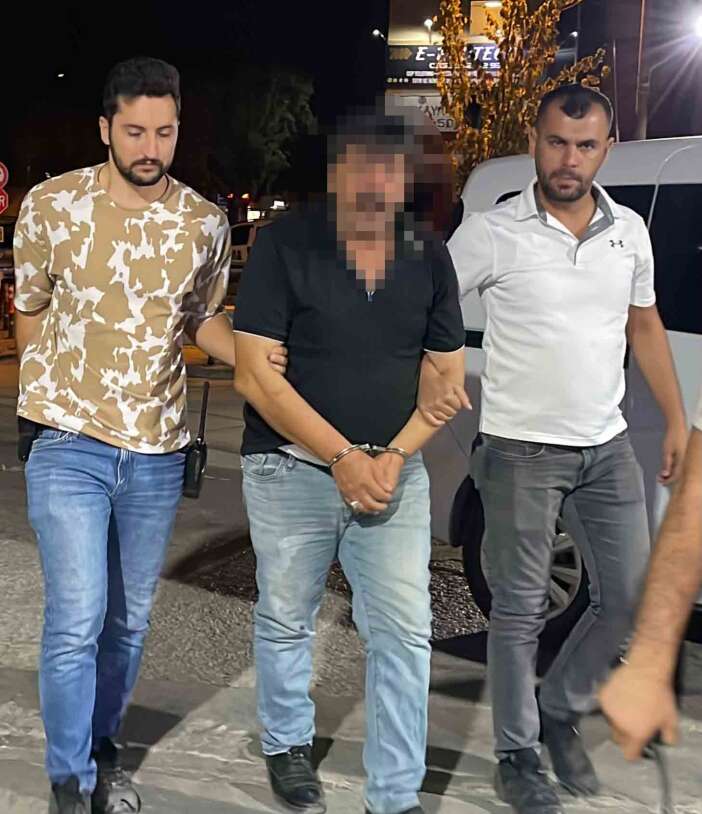 konyada-kuran-kursu-onunde-cirkin-olay-kiz-cocuklari-videoya-cekip-ihbar-etti