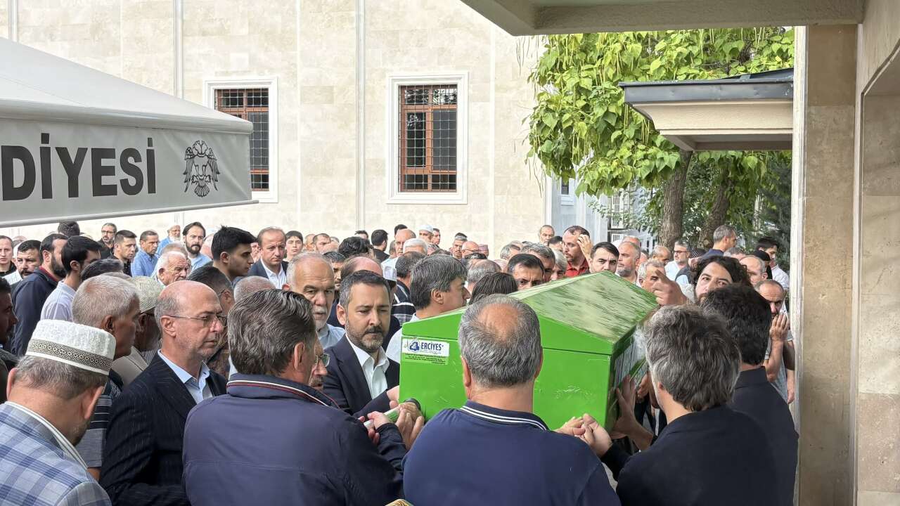 eski-ak-parti-konya-milletvekili-ahmet-sorgunun-aci-gunu-topraga-verildi