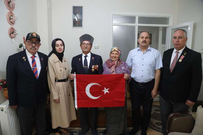 konya-buyuksehir-anlamli-gunde-kahramanlari-unutmadi