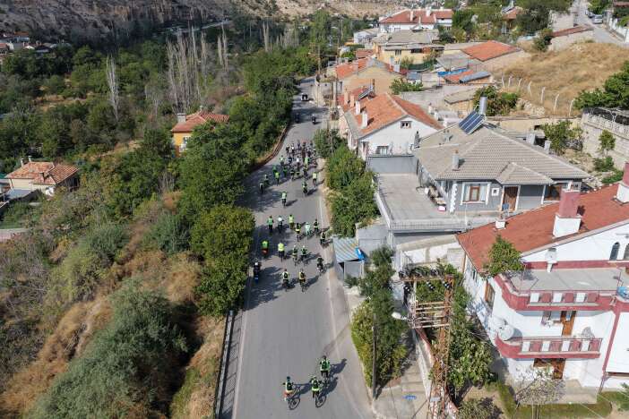 meramda-sonbahar-buyusu-yuzlerce-bisiklet-sevdalisi-pedal-pedal-ilerledi