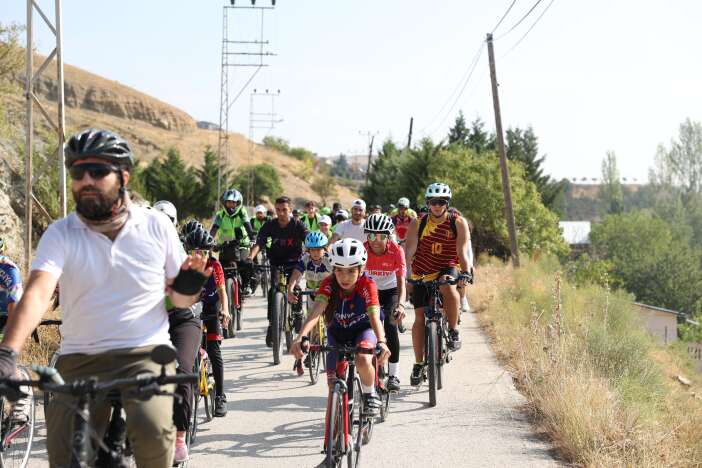 meramda-sonbahar-buyusu-yuzlerce-bisiklet-sevdalisi-pedal-pedal-ilerledi