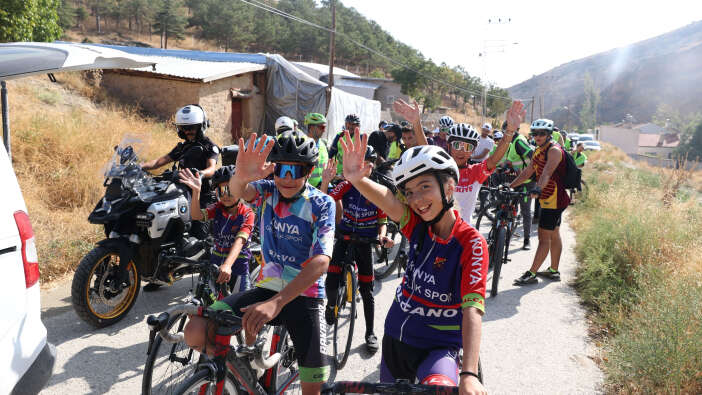 meramda-sonbahar-buyusu-yuzlerce-bisiklet-sevdalisi-pedal-pedal-ilerledi