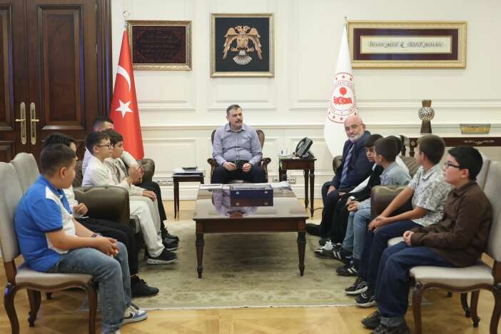 sosyal-medyadan-seslerini-duyurdular-bakan-ciftci-konyali-gencleri-makamina-cagirdi