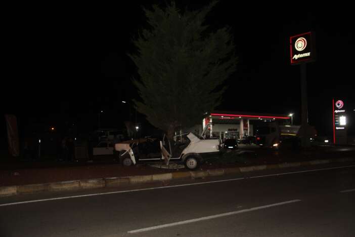 konyada-otomobil-agaca-carpti-1i-agir-2-kisi-yaralandi