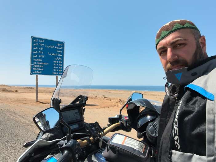 umre-icin-motosikletiyle-yola-cikti-konyadan-gecip-kutsal-topraklara-ulasti