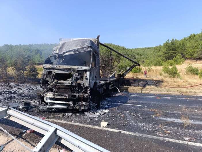 alkollu-icki-yuklu-tir-alev-topuna-dondu-kara-yolu-cift-yonlu-kapatildi