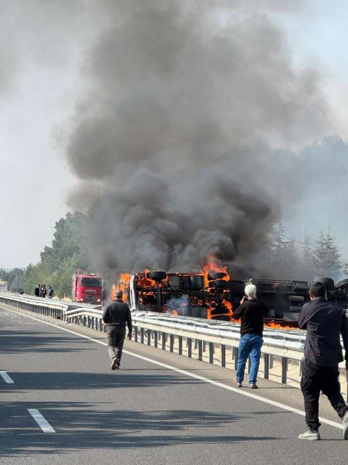 alkollu-icki-yuklu-tir-alev-topuna-dondu-kara-yolu-cift-yonlu-kapatildi