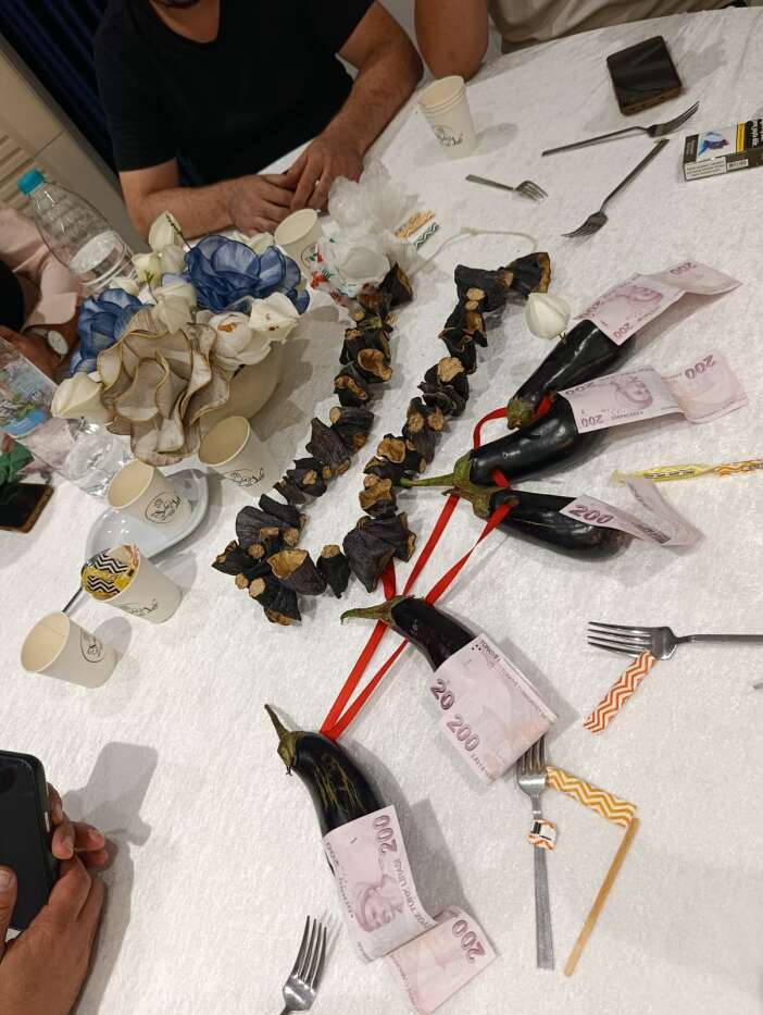 konyada-dugunde-damada-gorulmemis-taki-5i-bir-yerde-patlican-astilar