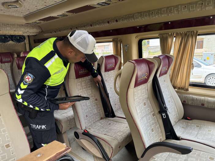 konyada-okul-cevrelerinde-siki-denetim-servisler-tek-tek-durduruldu