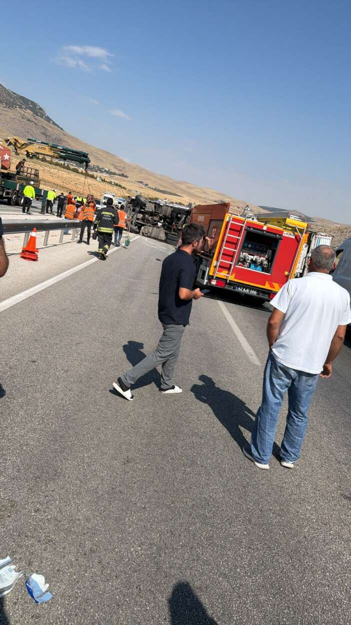 konyada-sehirlerarasi-yolu-kapatan-kaza-tir-devrildi-surucu-kurtarildi