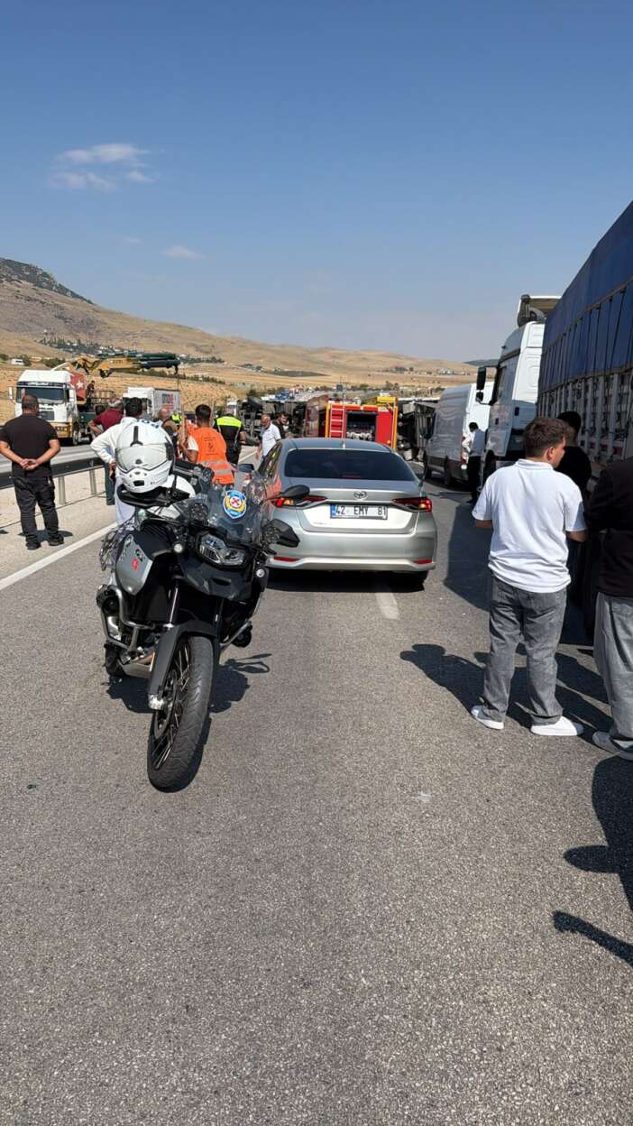 konyada-sehirlerarasi-yolu-kapatan-kaza-tir-devrildi-surucu-kurtarildi