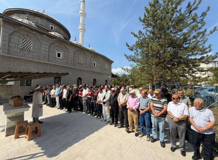 yurek-yakan-kaza-cansu-ogretmen-ve-3-aylik-bebegi-yan-yana-defnedildi