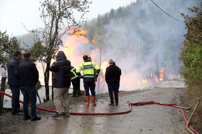 koyde-buyuk-yangin-bir-evde-basladi-7-eve-daha-sicradi