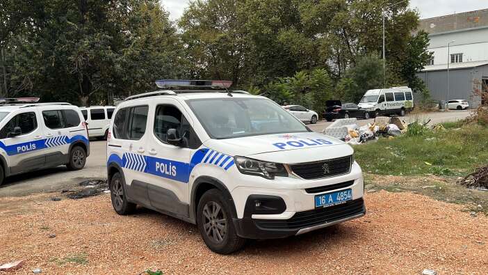park-halindeki-otomobilde-kadin-polisleri-alarma-gecirdi
