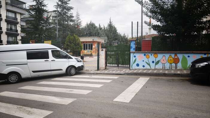 okul-bahcesinde-bicakli-saldiri-1-olu