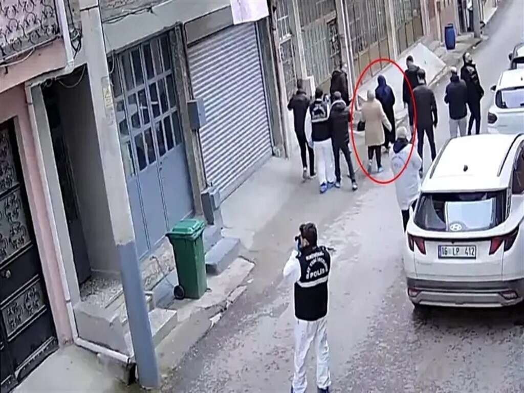 kocasini-15-parcaya-bolup-cope-atmisti-mahkemede-hakimden-istegi-sasirtti
