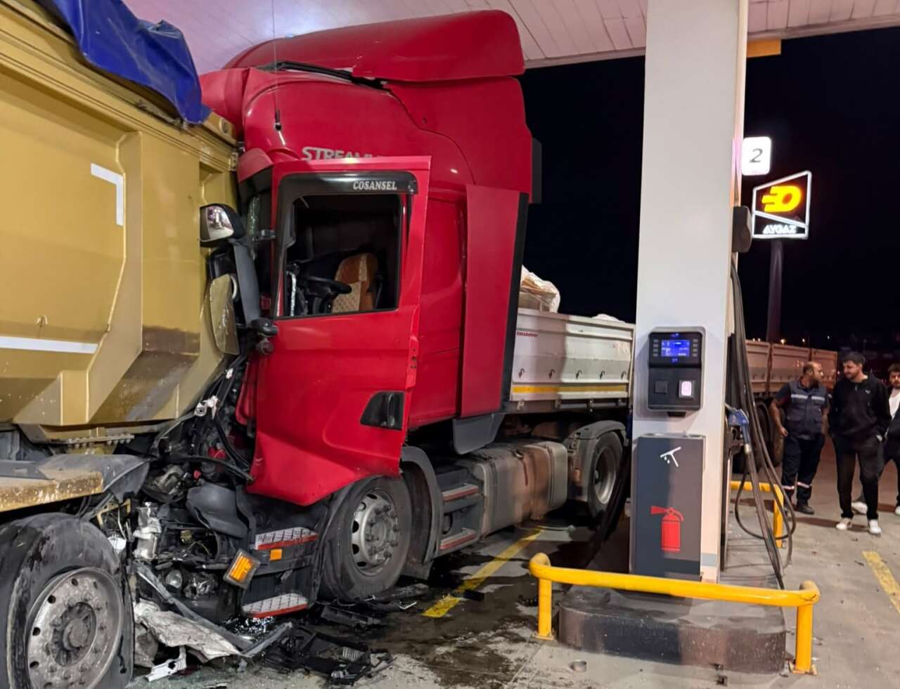 kontrolden-cikan-tir-radar-yapan-polis-aracina-carpti-1-olu