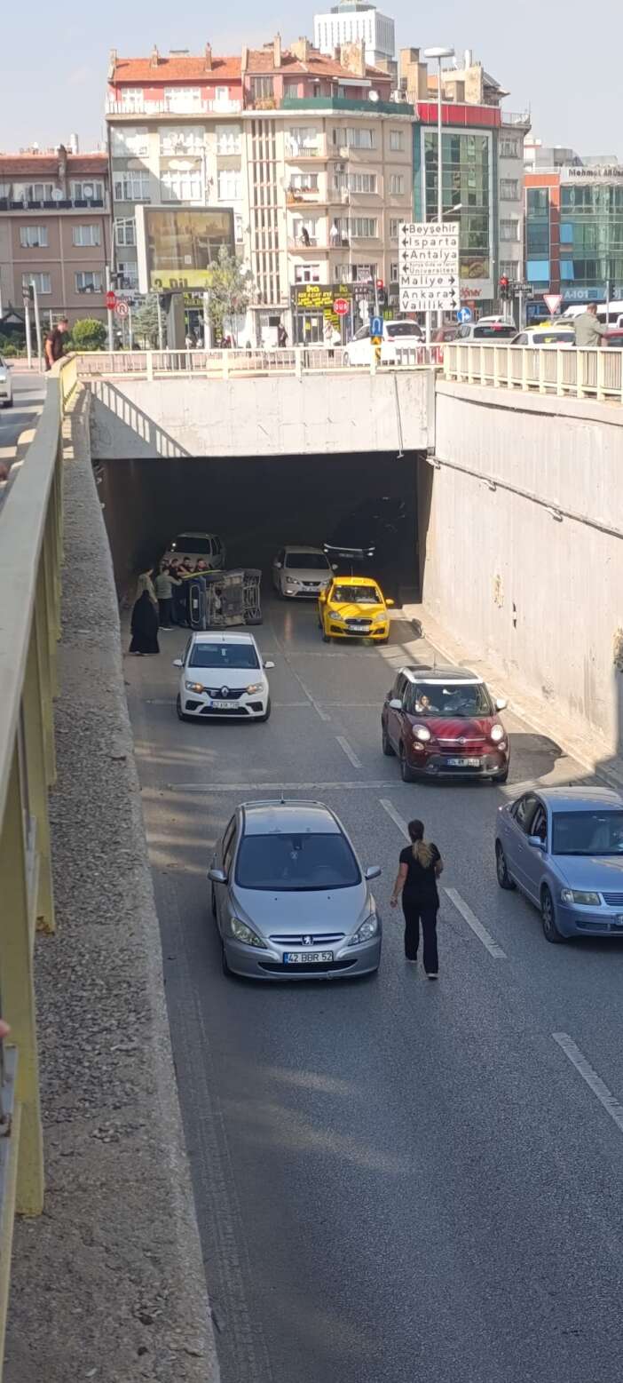 konyada-alt-gecitte-kaza-elektrikli-arac-devrildi