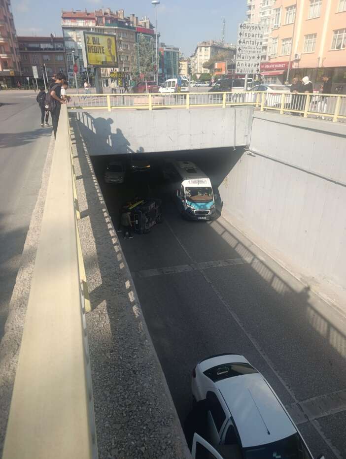 konyada-alt-gecitte-kaza-elektrikli-arac-devrildi