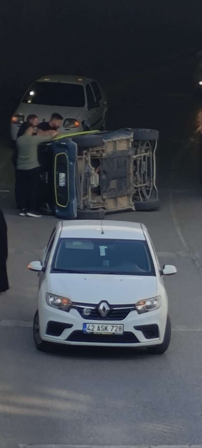 konyada-alt-gecitte-kaza-elektrikli-arac-devrildi