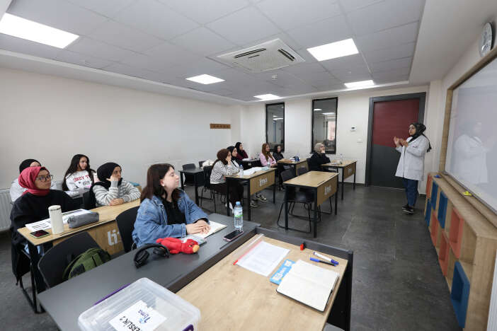 konyada-3-binden-fazla-genc-icin-yeni-donem-basladi-buyuksehirden-buyuk-destek