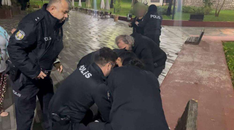 oglundan-korkup-polisi-aradi-ekipler-gelince-direndi