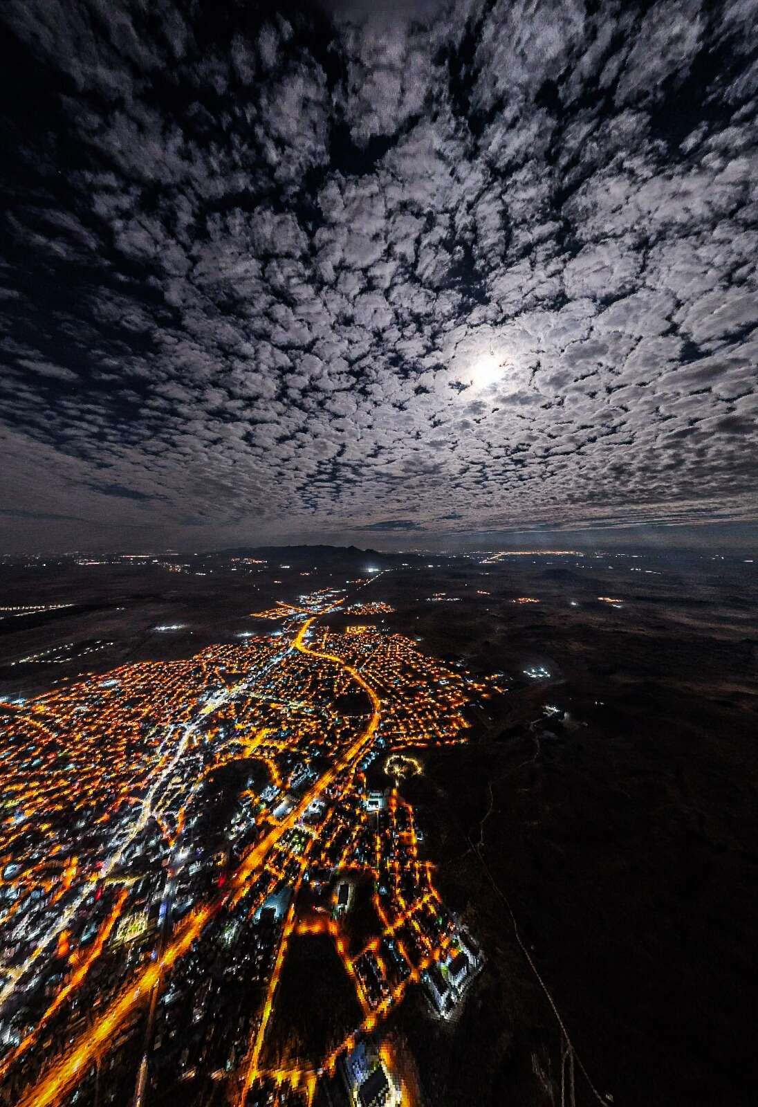 konyada-gokyuzu-buyuledi-ay-bulutlar-ve-sehir-isiklari-ayni-karede