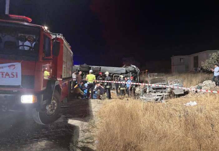 yolcu-otobusu-ile-otomobil-carpisti-7-olu-13-yarali-var