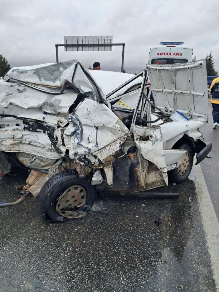 konya-plakali-tirin-carptigi-otomobildeki-2-kisi-hayatini-kaybetti