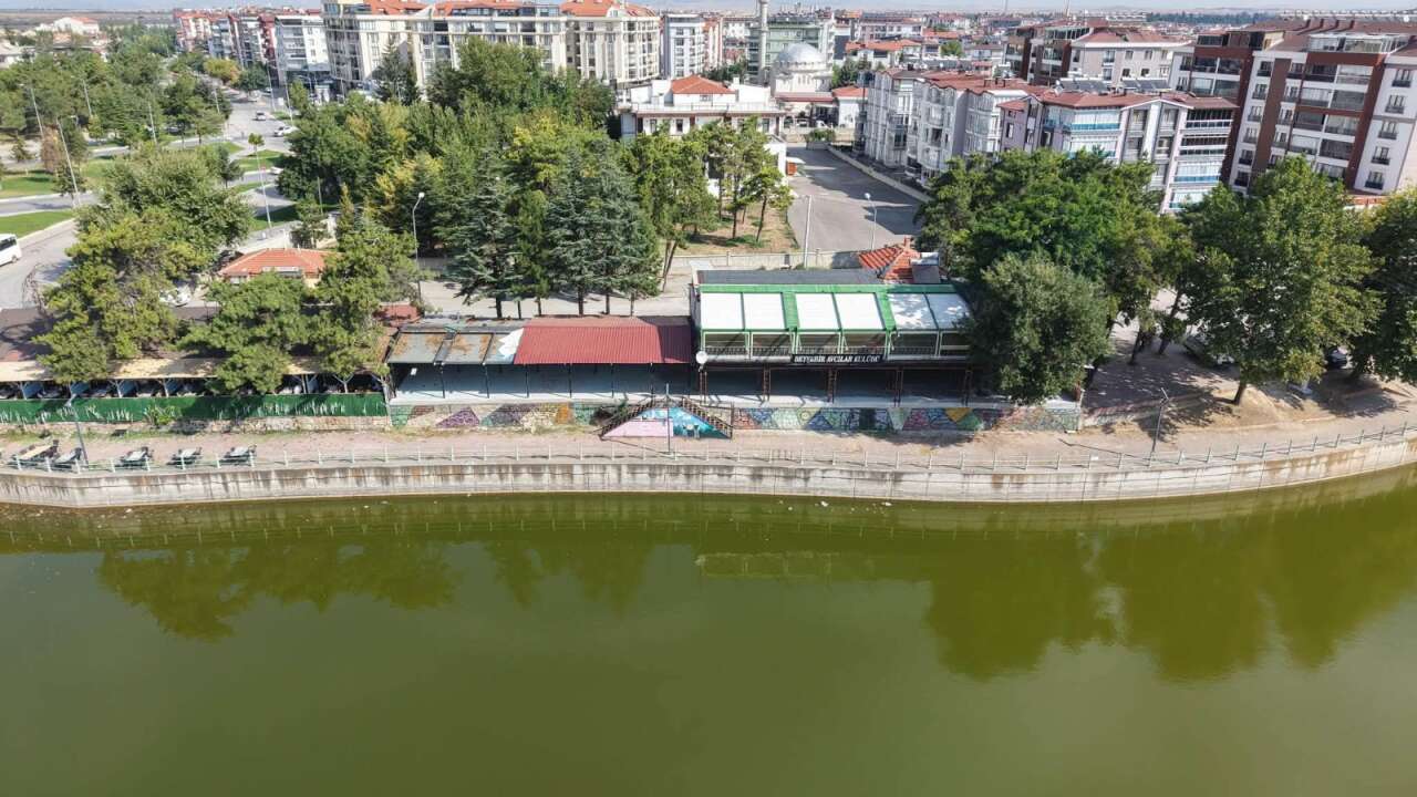 konyada-emekliler-icin-ozel-mekan-tas-kopru-manzarasina-karsi-cay-icecekler
