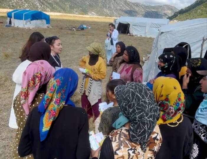 konyada-saglik-ekipleri-tarlaya-indi-mevsimlik-isciler-taramadan-gecirildi