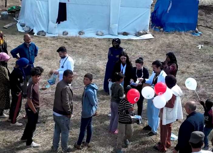 konyada-saglik-ekipleri-tarlaya-indi-mevsimlik-isciler-taramadan-gecirildi