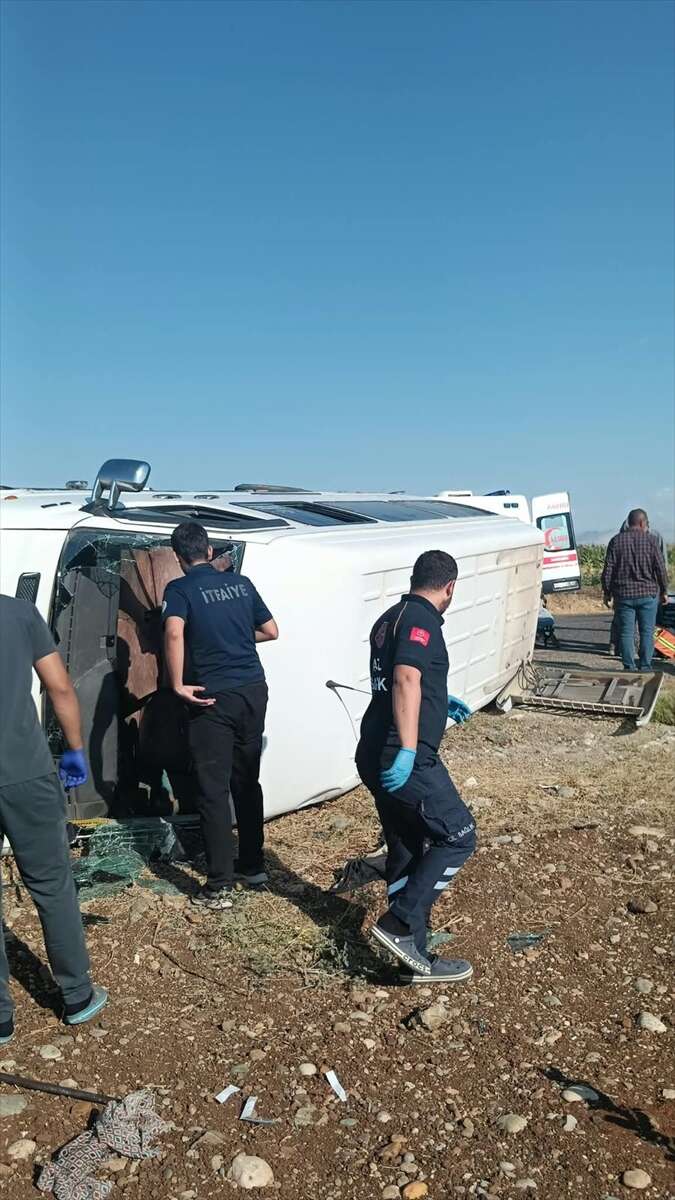 minibus-kontrolden-cikip-devrildi-12-kisi-yaralandi