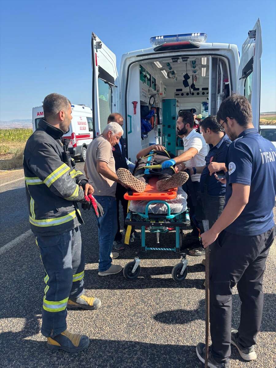 minibus-kontrolden-cikip-devrildi-12-kisi-yaralandi