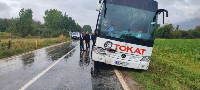 yolcu-otobusu-kamyonete-carpti-1i-kadin-2-yarali-var
